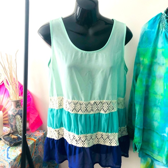 Large beautiful flowing top - Picture 1 of 4